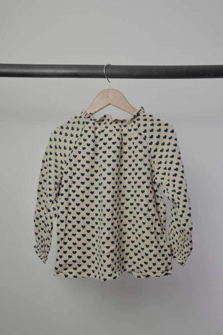 Konges Sløjd Coco Frill Heart Blouse — Cream with Navy Hearts — 5–6Y