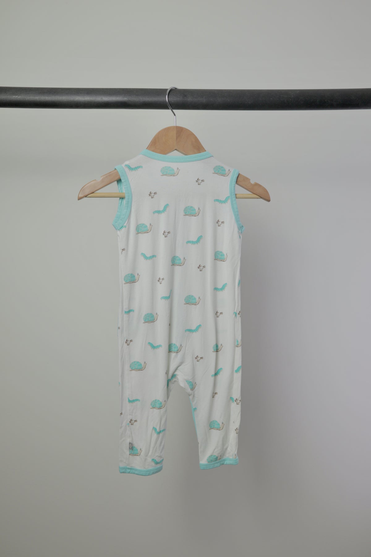Kyte Baby Bamboo Sleeveless Snap Romper — Retired Snail + Caterpillar Print — 18–24M