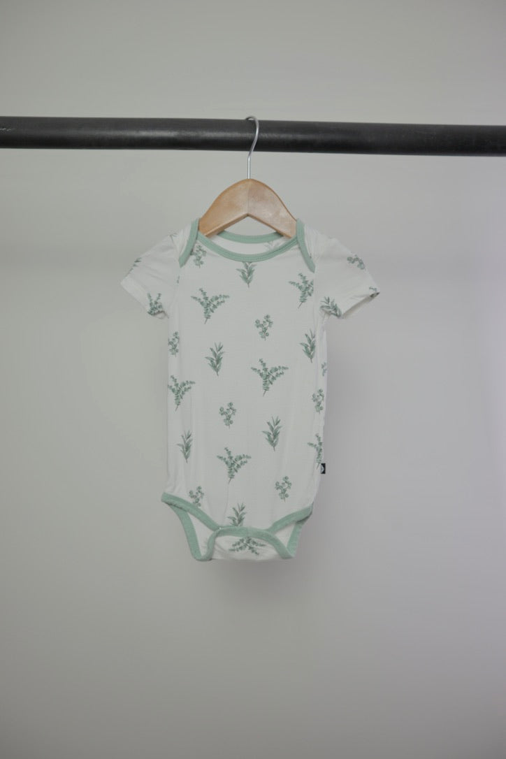 Kyte Baby Botanical Short Sleeve Bodysuit — White/Sage | 3–6M
