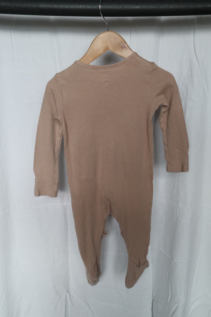 Fred & Flo Baby Footed Sleeper | Tan/Beige | 6-9 Months