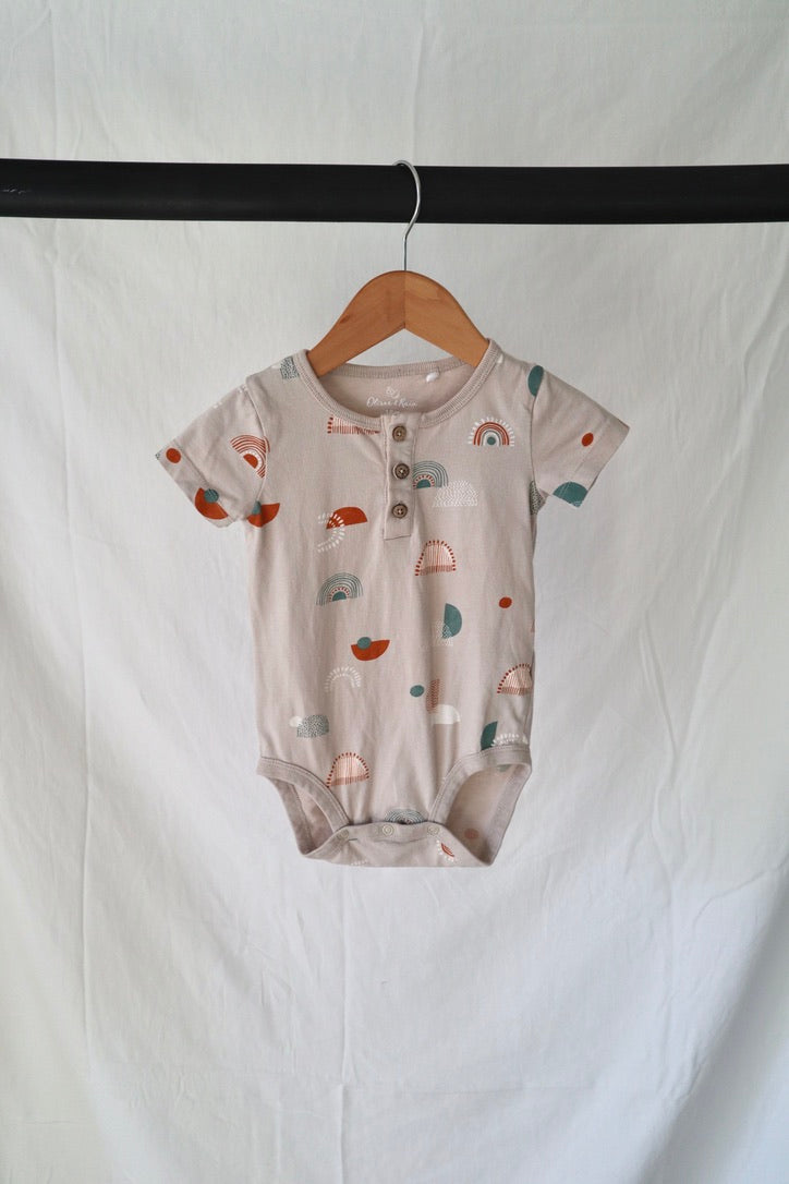 Oliver & Rain Organic Cotton Rainbow Henley Bodysuit — Sand — 18M