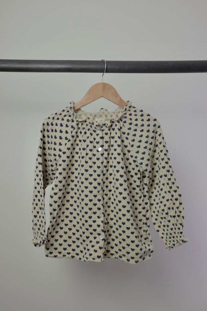 Konges Sløjd Coco Frill Heart Blouse — Cream with Navy Hearts — 5–6Y