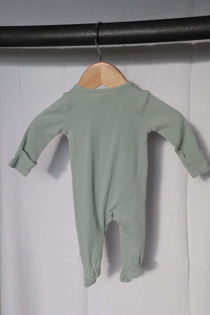 Mushie Sage Green Ribbed Organic Cotton Zippered Footed Sleeper – 0-3 Months