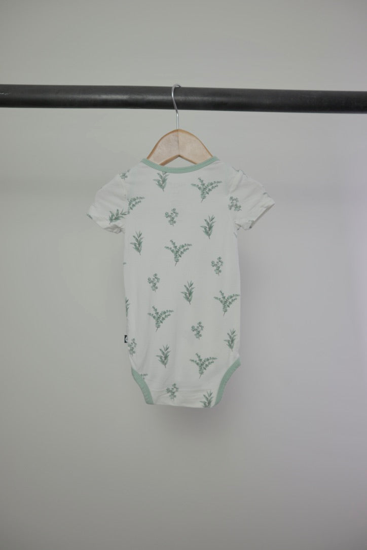 Kyte Baby Botanical Short Sleeve Bodysuit — White/Sage | 3–6M